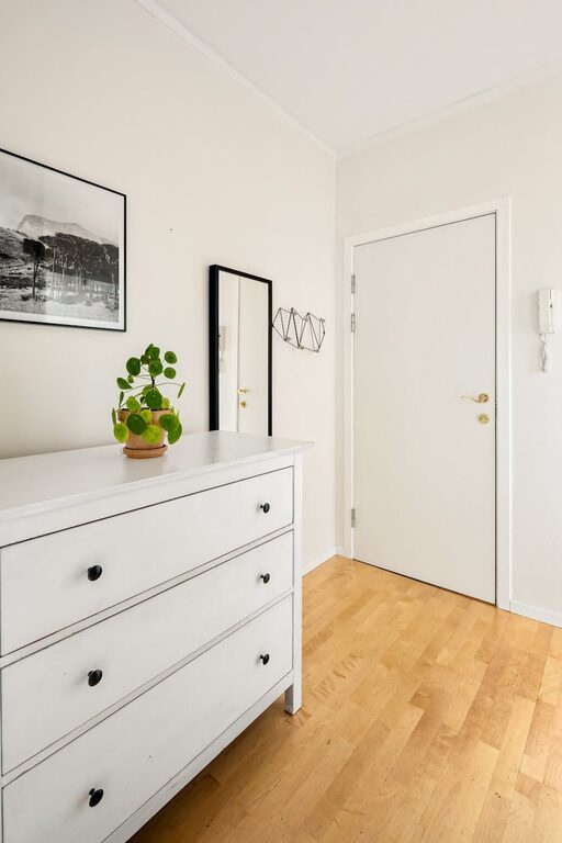 How to Keep Your Entryway Clean and Simple Every Day